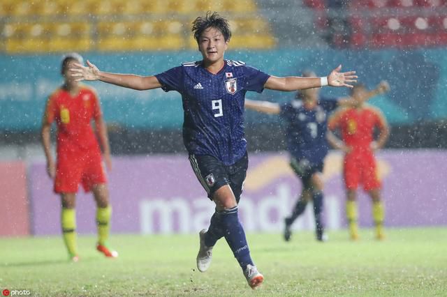 宏大震撼的动作场面处处蕴含幽默诙 神奇女侠很忙！